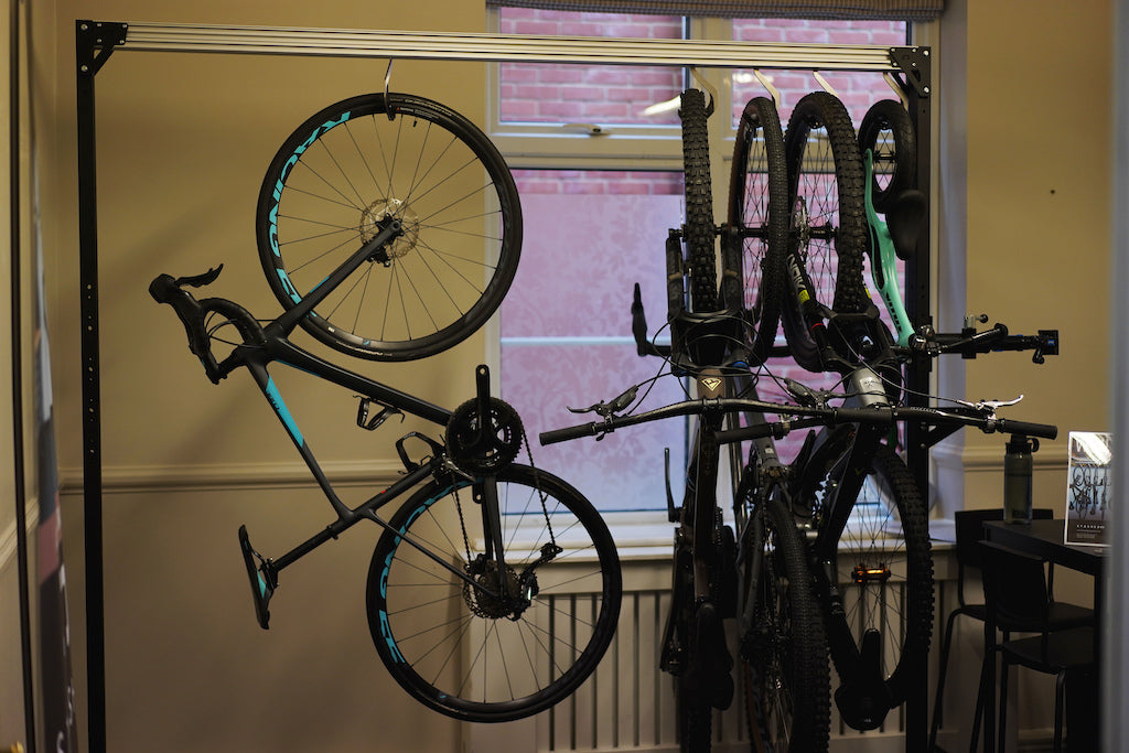 Pinkbike: After launching various wall and ceiling-mounted systems, Stashed has added a freestanding version of its SpaceRail storage system to its lineup.