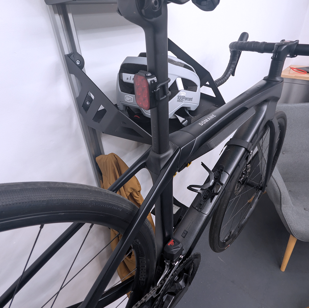 Road bike and cycling kit stored together on the SpaceRail ONE Pro Set