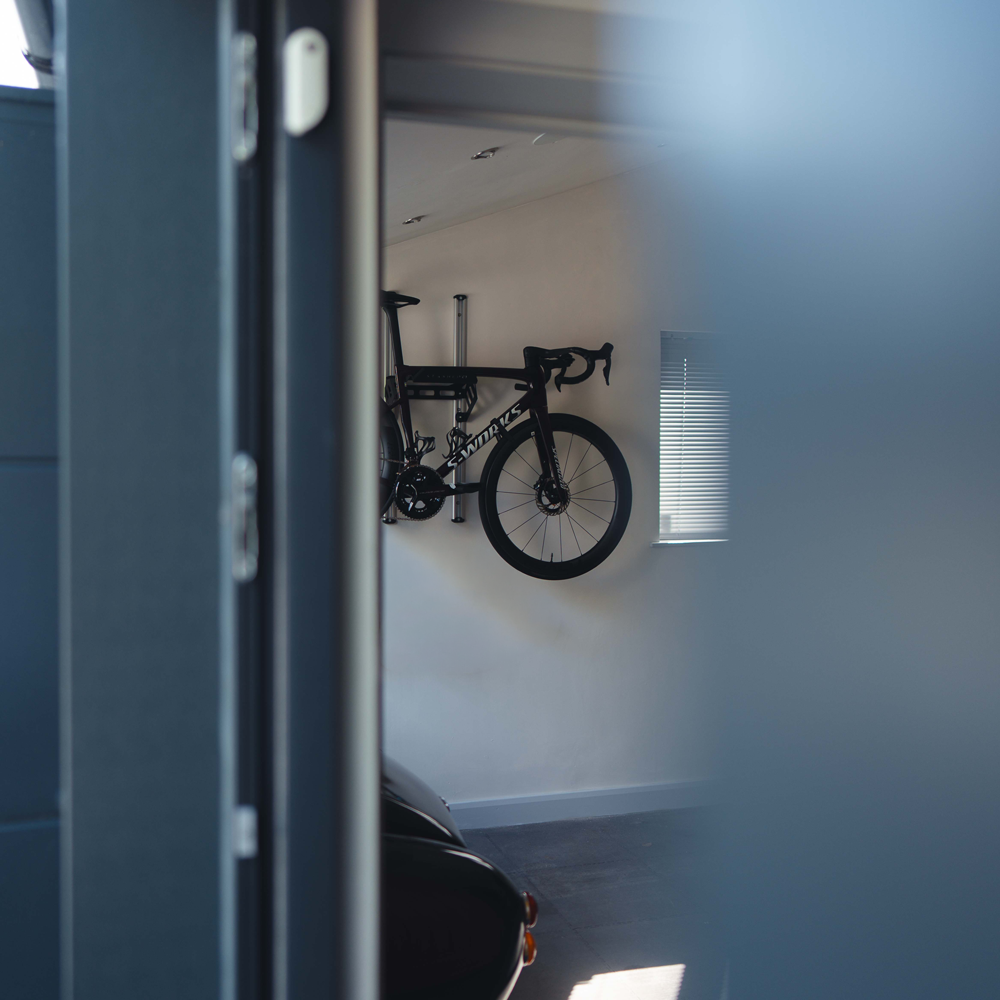 SpaceRail ONE Starter Set holding a road bike on two vertical wall rails